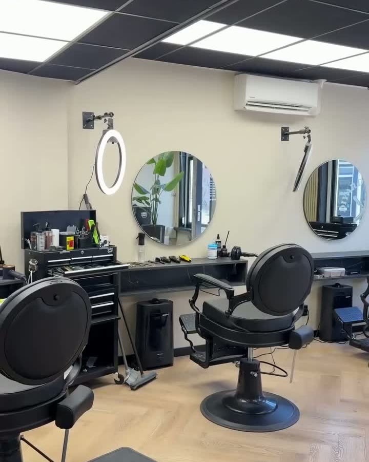 Interieur van Diyar de Barber aan de Weidstraat in IJsselstein: kapstoelen en ronde spiegels